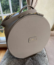 Load image into Gallery viewer, Monogramm your Valise a Chapeau Hat Case