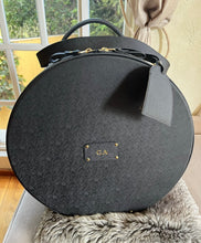 Load image into Gallery viewer, Monogramm your Valise a Chapeau Hat Case
