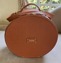 Load image into Gallery viewer, Monogramm your Valise a Chapeau Hat Case
